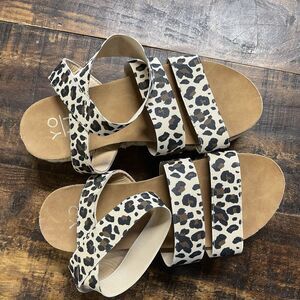 EUC Women’s Jr’s Size 6 Yoki Chiara-10 Leopard Print 1.5” Platform Sandals